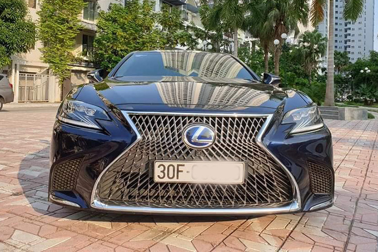 Giống như nhiều mẫu xe khác của Lexus, LS mới sở hữu phần đầu đầy ấn tượng với những đường cắt xẻ sắc sảo và lưới tản nhiệt hình con suốt "Spindle Grille" đặc trưng. Điểm nhấn trên LS thế hệ mới là cụm đèn trước full LED hình chữ Z hiện đại và các mảng thân xe uyển chuyển.
