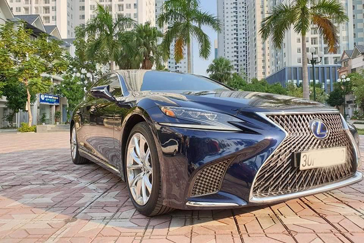 Tại thị trường Việt Nam, giá xe Lexus LS500h chính hãng bán ra vào khoảng 7,3 – 7,5 tỷ đồng. Chiếc xe trong bài viết này đã chạy được khoảng 45.000km và đã mang biển số Hà Nội, nó đang được chủ nhân chào bán với mức giá khoảng hơn 6 tỷ đồng. Đây được xem là một mức giá "hời" cho những ai yêu thích thương hiệu xe sang Nhật Bản.