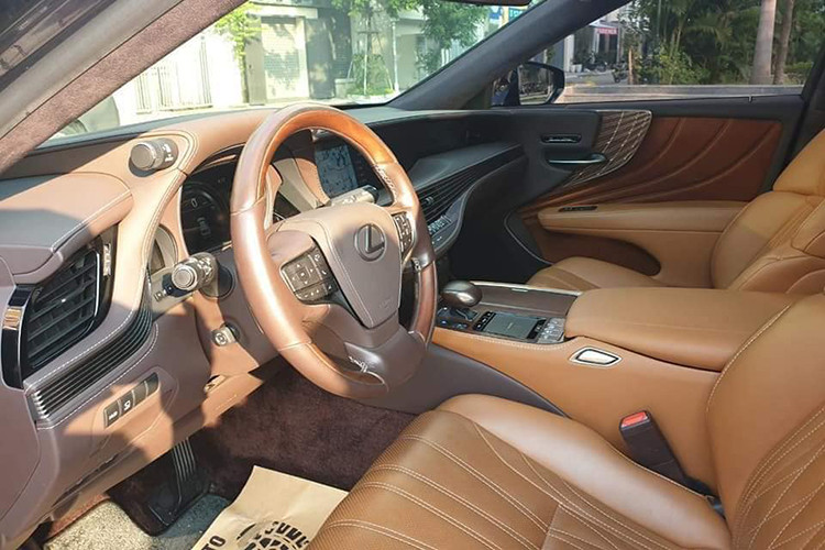 Bên cạnh màn hình hiển thị 12,3 inch, LS có thêm tùy chọn màn hình HUD 24-inch lớn nhất trên thế giới - hiển thị toàn bộ các thông tin quan trọng về xe và vận hành ở ngang tầm nhìn người lái. Hàng ghế trước chỉnh điện 28 hướng với chức năng sưởi ấm, làm mát và massage, ghế sau được trang bị tùy chọn sưởi, làm mát và mát-xa.