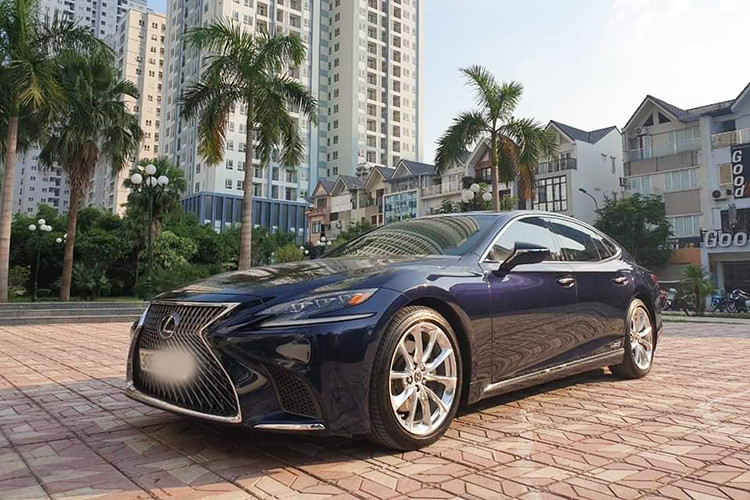 Từng xuất hiện tại Việt Nam tại VMS 2017, LS là dòng xe cao cấp nhất của thương hiệu xe sang Lexus. Ra mắt lần đầu vào năm 1989, LS cũng là mẫu xe đánh dấu sự xuất hiện của thương hiệu Lexus và "đối đầu" với các đối thủ Đức như Mercedes S-Class, Audi A8 hay BMW 7 Series. Tuy nhiên với thế hệ xe sang Lexus LS mới, hãng đặt tham vọng lớn là "vượt mặt" những đối thủ đến từ châu Âu.