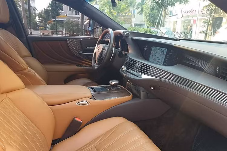 Đặc biệt đối với tùy chọn gói trang bị ghế ngồi cao cấp, ghế sau chỉnh điện đi kèm chức năng mát-xa công nghệ Nhật Bản “Shiatsu” và đệm chân điều chỉnh lên xuống mang đến khoảng để chân rộng nhất từ trước đến nay trong các đời xe LS. Khoang lái của xe còn được trang bị dàn âm thanh hi-end Mark Levinson với công nghệ 3D Surround.