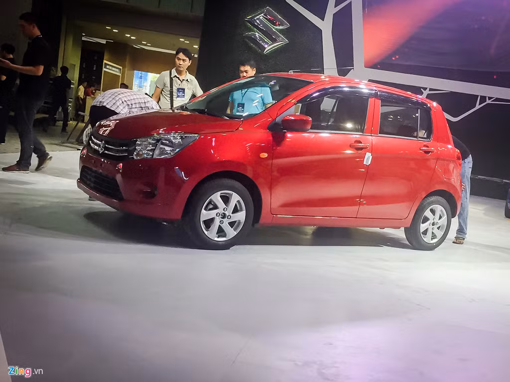 Trong khi đó, Suzuki trưng bày dòng hatchback cỡ nhỏ Celerio. Đây là mẫu xe giá rẻ cạnh tranh với những chiếc Hyundai Grand i10, Kia Morning.
