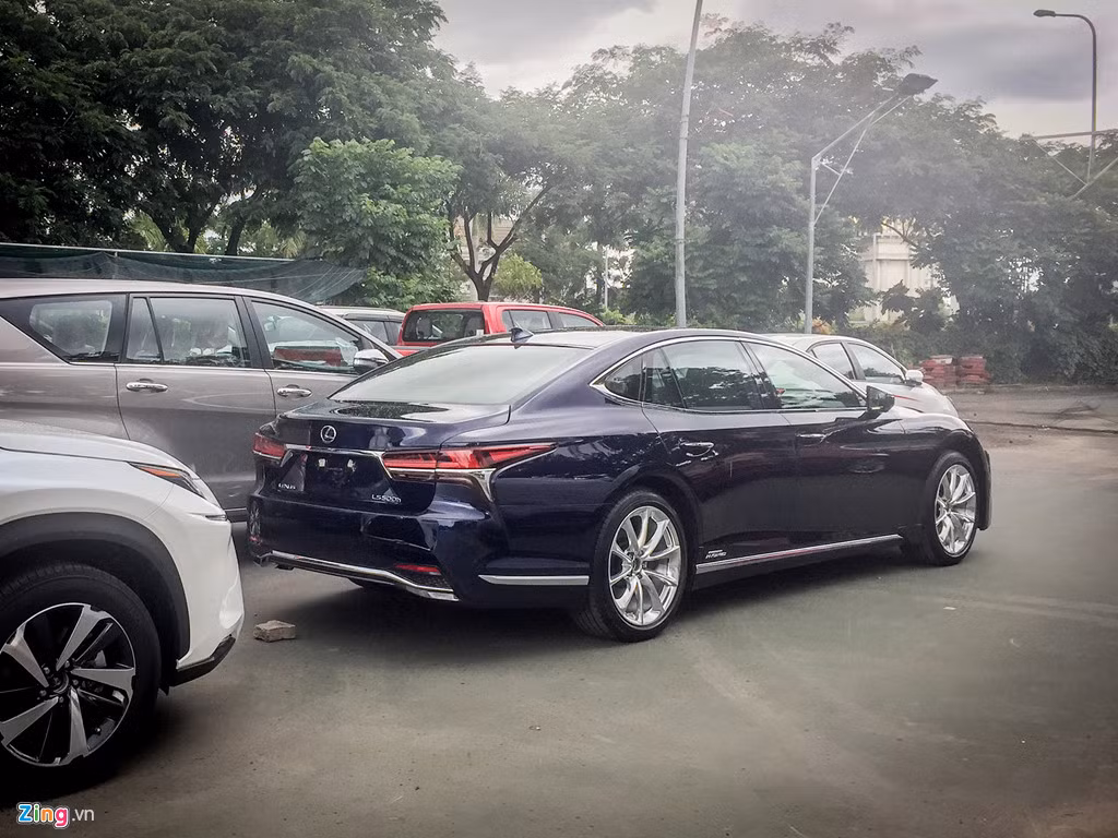Năm nay Toyota mang về khá nhiều mẫu xe hybrid cho cả thương hiệu Toyota và Lexus như Lexus LS500h, Lexus RX450h, Toyota Prius C...
