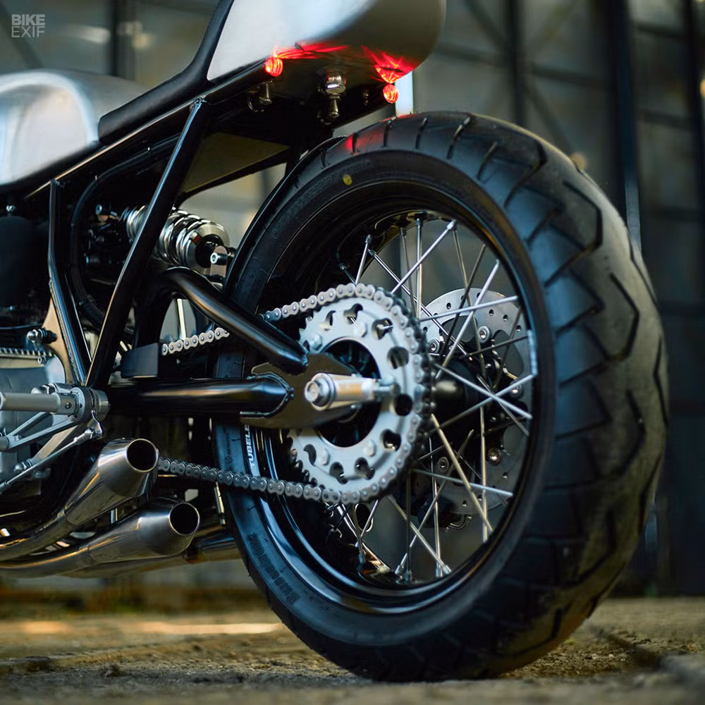 Dù là tay độ xe nghiệp dư, Mirko đã thỏa sức sáng tạo khung gầm nhưng vẫn phù hợp với hiệu suất của chiếc Honda CB750. Phuộc trước dạng upside-downs lấy từ chiếc Suzuki GSX-R 750 đời 2007. Trong khi phuộc sau dạng mono-shock giống với CB900 1981, nhưng lại sử dụng hiệu Öhlins trên Yamaha R1, bộ phuộc này cũng được mạ chrome sáng bóng.