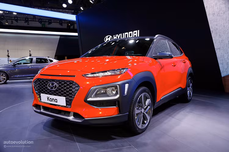 Hyundai Kona 2018 hoàn toàn mới sẽ cạnh tranh với các đối thủ như Ford EcoSport, Toyota C-HR hay Honda HR-V và hướng tới nhóm khách hàng trẻ tuổi. Mức giá dự đoán khởi điểm của Kona phiên bản 2018 mới tại thị trường Mỹ sẽ vào khoảng hơn 18.000 USD (tương đương 408 triệu đồng).