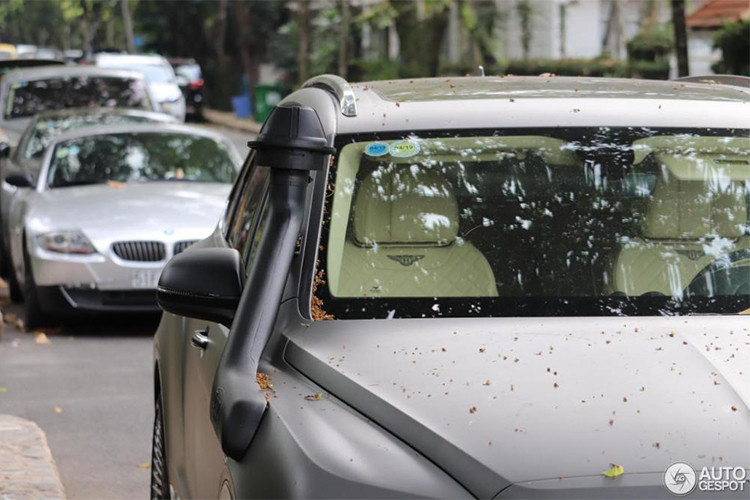 Không chỉ các bạn trẻ mê xe thế giới bất ngờ với cách chơi của chủ nhân chiếc Bentley Bentayga này, trước đó, hình ảnh chiếc xe siêu sang được những người thợ tại quận 9, TP HCM khoan lỗ bắt ống thở Safari khiến không ít tay chơi xe tại Việt Nam cảm thấy "xót xa".