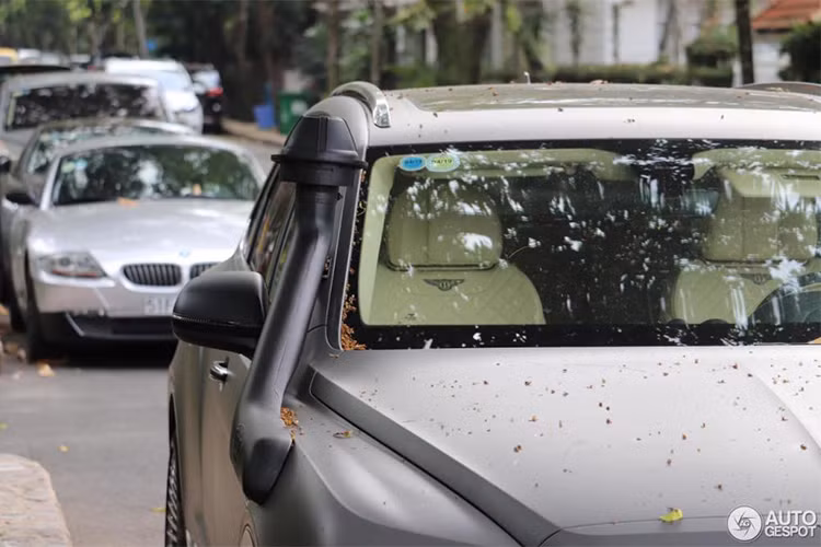 Không chỉ các bạn trẻ mê xe thế giới bất ngờ với cách chơi của chủ nhân chiếc Bentley Bentayga này, trước đó, hình ảnh chiếc xe siêu sang được những người thợ tại quận 9, TP HCM khoan lỗ bắt ống thở Safari khiến không ít tay chơi xe tại Việt Nam cảm thấy "xót xa".