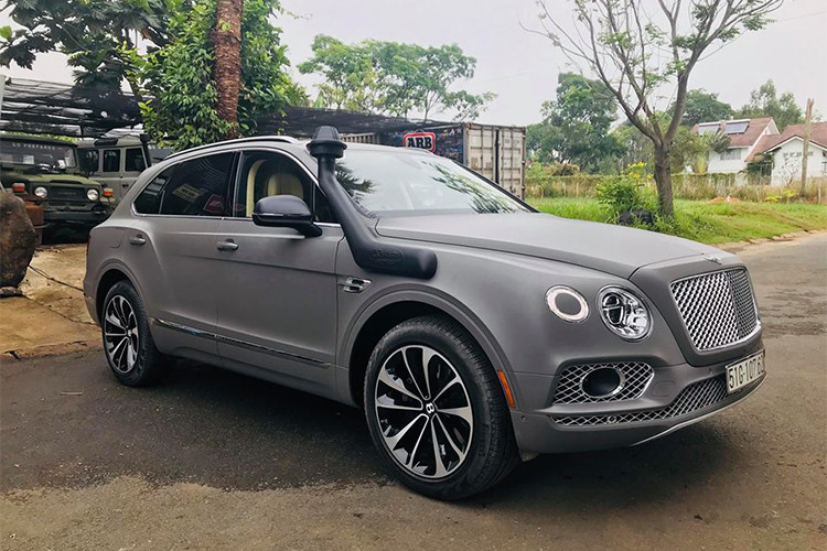 Để trang bị ống thở Safari cho chiếc Bentley Bentayga này, đại gia Trung Nguyên đã nhờ những người thợ của xưởng độ Vulcan gắn cho mình. Quá trình lắp ráp đòi hỏi những người thợ phải khoan lỗ thẳng vào dàn áo chiếc SUV siêu sang, điều này khiến chiếc Bentayga không thể nào trở về "zin". Giá bán của ống thở Safari vào khoảng 10 triệu đồng.