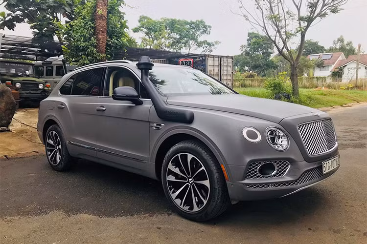 Để trang bị ống thở Safari cho chiếc Bentley Bentayga này, đại gia Trung Nguyên đã nhờ những người thợ của xưởng độ Vulcan gắn cho mình. Quá trình lắp ráp đòi hỏi những người thợ phải khoan lỗ thẳng vào dàn áo chiếc SUV siêu sang, điều này khiến chiếc Bentayga không thể nào trở về "zin". Giá bán của ống thở Safari vào khoảng 10 triệu đồng.