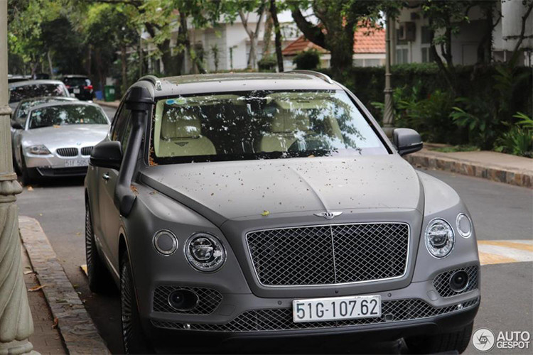 Tuy nhận được "lời khen" từ phía trang chuyên tổng hợp siêu xe trên thế giới nhưng các độc giả của trang này lại đánh giá chiếc Bentley Bentayga khá quái dị khi đi kèm bộ mâm đa chấu và đặc biệt là ống thở Safari phía bên hông xe. Chiếc Bentley Bentayga độ khủng được trang tin Autogespot chia sẻ thuộc sở hữu của đại gia Trung Nguyên.