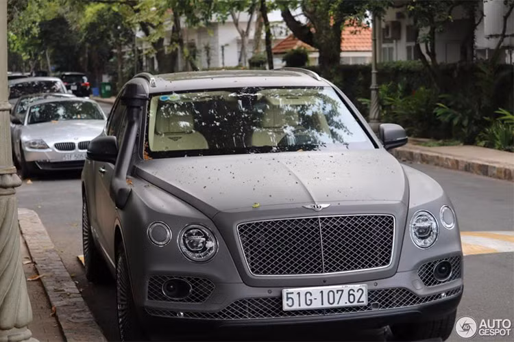 Tuy nhận được "lời khen" từ phía trang chuyên tổng hợp siêu xe trên thế giới nhưng các độc giả của trang này lại đánh giá chiếc Bentley Bentayga khá quái dị khi đi kèm bộ mâm đa chấu và đặc biệt là ống thở Safari phía bên hông xe. Chiếc Bentley Bentayga độ khủng được trang tin Autogespot chia sẻ thuộc sở hữu của đại gia Trung Nguyên.