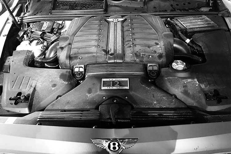 Bentley Bentayga được trang bị động cơ W12, tăng áp kép, dung tích 6.0 lít, sản sinh công suất tối đa 600 mã lực và mô-men xoắn cực đại 900 Nm. Kết hợp cùng hộp số tự động 8 cấp, Bentley Bentayga chỉ mất khoảng 4,2 giây để tăng tốc từ 0-100 km/h trước khi đạt vận tốc tối đa 301 km/h.