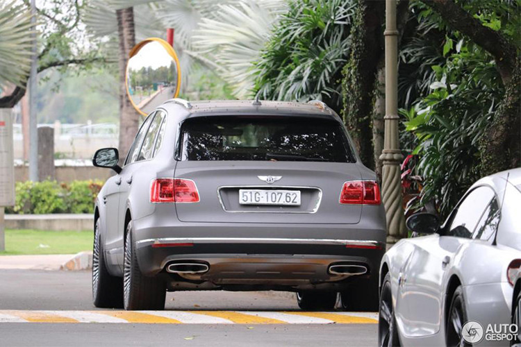 Tuy nhận được "lời khen" từ phía trang chuyên tổng hợp siêu xe Autogespot, tuy nhiên một số độc giả của trang này lại đánh giá chiếc siêu SUV Bentley Bentayga khá quái dị khi đi kèm bộ mâm đa chấu, đặc biệt là ống thở Safari mang phong cách off-road thiết kế phía bên hông xe.