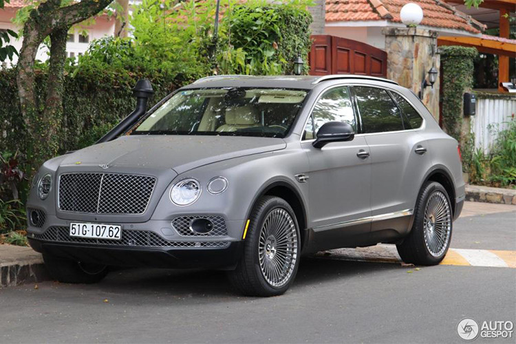 Bentley Bentayga hiện có số lượng khá ít được đưa về Việt Nam và mức giá bán cho chiếc SUV siêu sang Bentley này dao động từ 20 đến 25 tỷ Đồng. Trong đó, Đặng Lê Nguyên Vũ hay còn được biết đến với tên gọi đại gia cà phê Trung Nguyên sở hữu 1 chiếc và liên tục độ lại mẫu xe này.