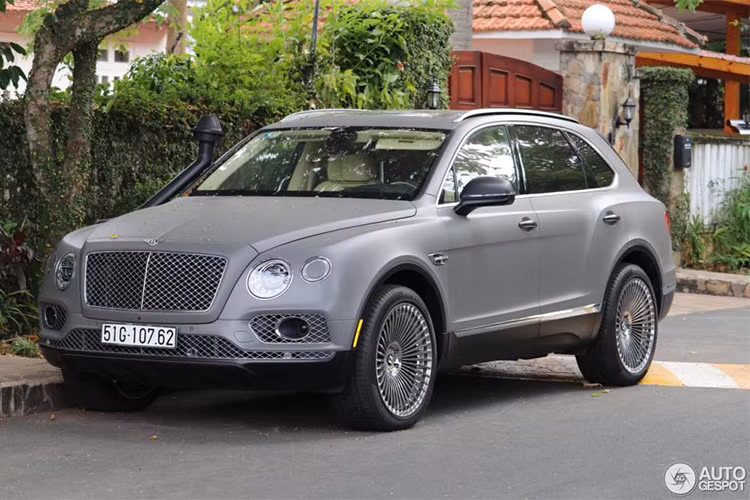 Bentley Bentayga hiện có số lượng khá ít được đưa về Việt Nam và mức giá bán cho chiếc SUV siêu sang Bentley này dao động từ 20 đến 25 tỷ Đồng. Trong đó, Đặng Lê Nguyên Vũ hay còn được biết đến với tên gọi đại gia cà phê Trung Nguyên sở hữu 1 chiếc và liên tục độ lại mẫu xe này.