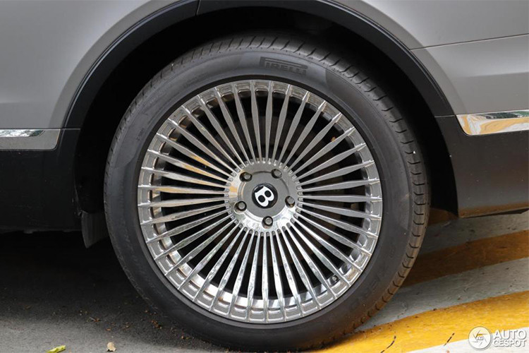 Ngoài việc gắn ống thở Safari, đại gia Trung Nguyên còn độ mâm đa chấu kép thay cho kiểu mâm 5 chấu kép sơn 2 tông màu lúc mới mua. Ngoài chiếc SUV siêu sang, tay chơi này cũng từng đem 3 chiếc Range Rover SVAutobiography có tổng giá trị hơn 30 tỷ đồng đi gắn ống thở Safari.