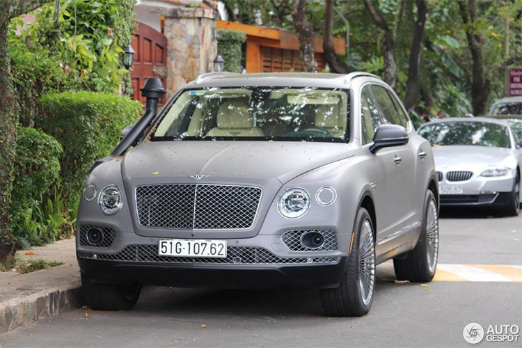 Mới đây, trang chuyên tổng hợp siêu xe trên thế giới là Autogespot vừa chia sẻ hình ảnh chiếc siêu SUV Bentley Bentayga trị giá hơn 20 tỷ đồng mang biển kiểm soát Việt Nam kèm theo dòng trạng thái "Đây là một sự kết hợp màu sắc thú vị của chiếc Bentley Bentayga".