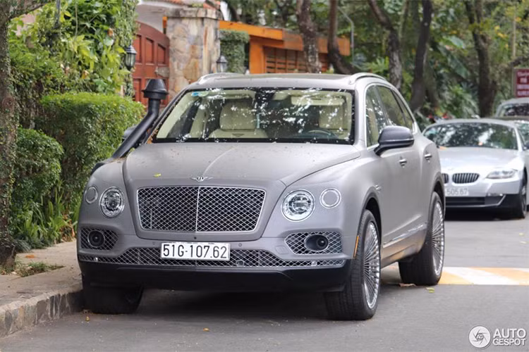 Mới đây, trang chuyên tổng hợp siêu xe trên thế giới là Autogespot vừa chia sẻ hình ảnh chiếc siêu SUV Bentley Bentayga trị giá hơn 20 tỷ đồng mang biển kiểm soát Việt Nam kèm theo dòng trạng thái "Đây là một sự kết hợp màu sắc thú vị của chiếc Bentley Bentayga".