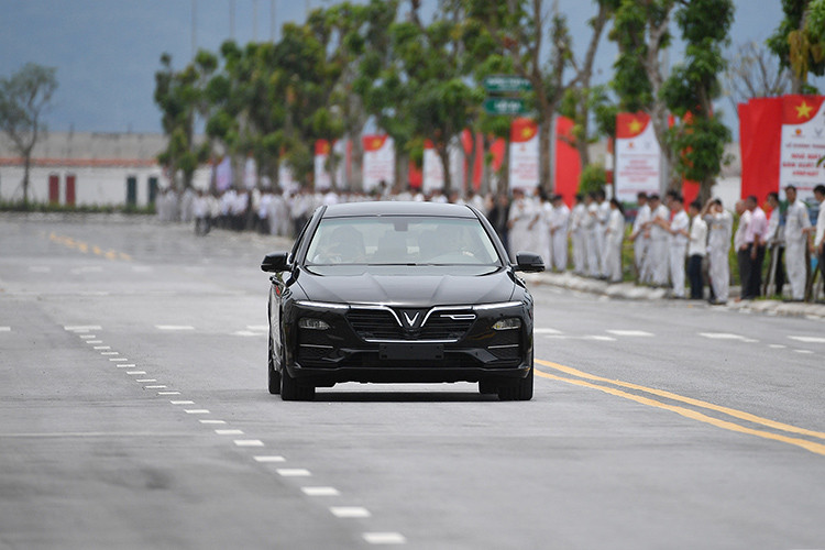 Bên cạnh đó, trong khuôn khổ lễ khánh thành nhà máy của mình, đại diện của hãng xe VinFast Việt Nam cho hay - hãng hiện đang ấp ủ kế hoạch ra mắt 12 mẫu ôtô các loại và xe máy điện ngay trong năm 2019 và 2020.
