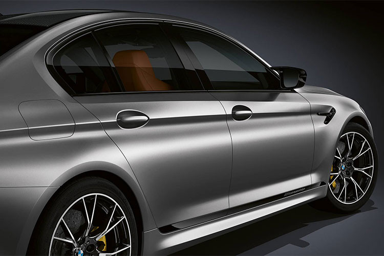 Ngoài phần đầu với cụm đèn pha mới hiện đại, phần đuôi xe sự khác biệt tỏ ra rõ ràng hơn với hệ thống ống xả hiệu năng cao của BMW Motorsport, chụp ống xả chrome đen có logo “M5 Competition” đặc trưng.