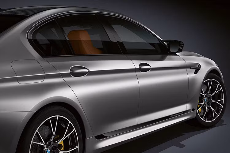 Ngoài phần đầu với cụm đèn pha mới hiện đại, phần đuôi xe sự khác biệt tỏ ra rõ ràng hơn với hệ thống ống xả hiệu năng cao của BMW Motorsport, chụp ống xả chrome đen có logo “M5 Competition” đặc trưng.