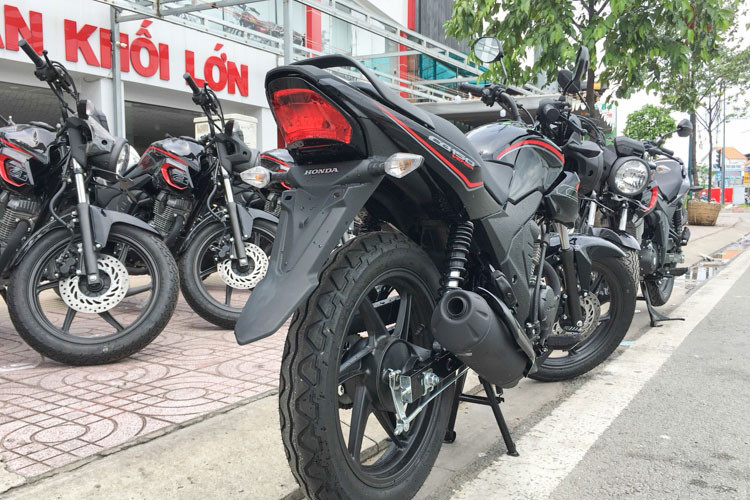 Thân xe với bộ khung thép dạng kim cương, cùng dàn tem đấu được tái thiết kế mang phong cách thể thao hơn so với phiên bản trước. Bình xăng xe lớn với dung tích 12.2 lít đi kèm hai ốp có khe hút gió phía trên. Xe sở hữu chiều cao yên chỉ 773mm, khá phù hợp với thể hình người châu Á.