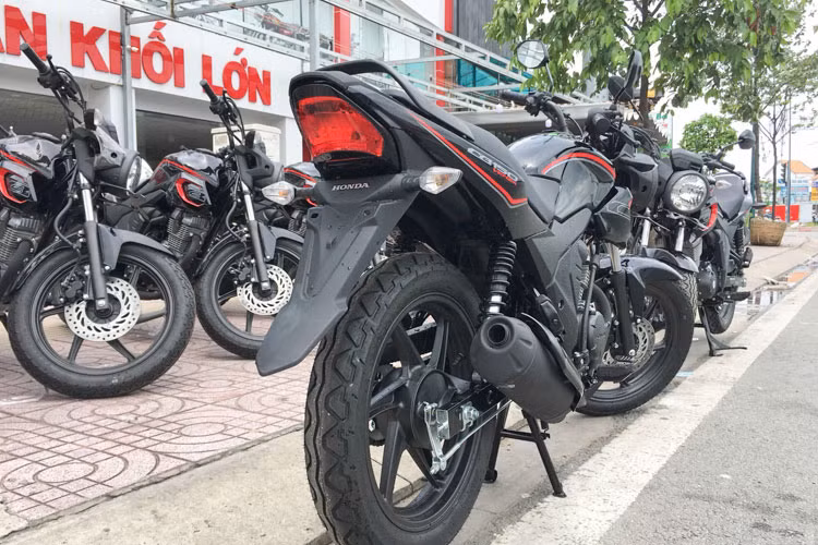 Thân xe với bộ khung thép dạng kim cương, cùng dàn tem đấu được tái thiết kế mang phong cách thể thao hơn so với phiên bản trước. Bình xăng xe lớn với dung tích 12.2 lít đi kèm hai ốp có khe hút gió phía trên. Xe sở hữu chiều cao yên chỉ 773mm, khá phù hợp với thể hình người châu Á.