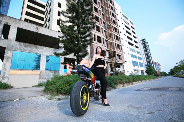 Phần đầu của chiếc xe Exciter độ khủng này khá ngầu với chóa đèn hai tầng màu đen khói, cùm tay thắng &amp; côn hàng hiệu phong cách thể thao.