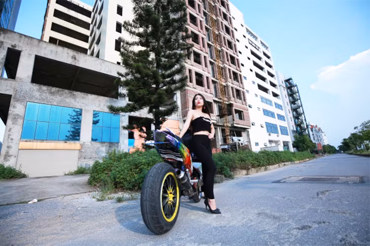 Phần đầu của chiếc xe Exciter độ khủng này khá ngầu với chóa đèn hai tầng màu đen khói, cùm tay thắng &amp; côn hàng hiệu phong cách thể thao.