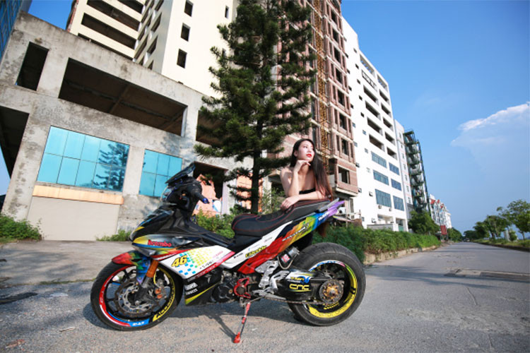 Đáng chú ý là dàn chân sau của xe được trang bị gắp sau môtô phân khối lớn, bộ gắp đơn này được thừa hưởng từ mẫu xe đình đám Ducati khiến Exciter 150 cơ bắp và hầm hố hơn rất nhiều so với nguyên bản.