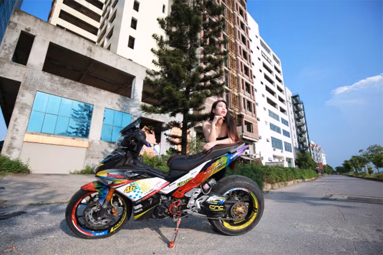 Đáng chú ý là dàn chân sau của xe được trang bị gắp sau môtô phân khối lớn, bộ gắp đơn này được thừa hưởng từ mẫu xe đình đám Ducati khiến Exciter 150 cơ bắp và hầm hố hơn rất nhiều so với nguyên bản.