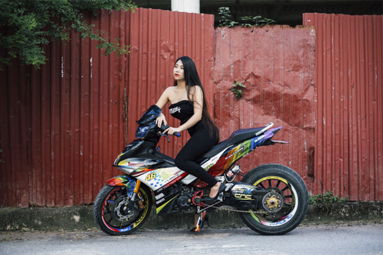 Không rõ khối động cơ của xe đã được chủ nhân nâng cấp hay chưa, tuy nhiên chắc chắn nó phải được tinh chỉnh lại sao cho phù hợp với những phụ kiện độ, đặc biệt là dàn chân sau của mẫu xe môtô Ducati.