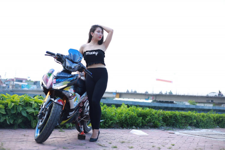 Phuộc sau chiếc xe Exciter 150 độ này là của thương hiệu Racing boy với bình dầu rời. Với chi tiết này, ngoài việc thêm tăng độ "sang chảnh", nó còn giúp cho độ nhún của chiếc xe êm ái hơn - đặc biệt khi di chuyển trên những cung đường hiểm trở.