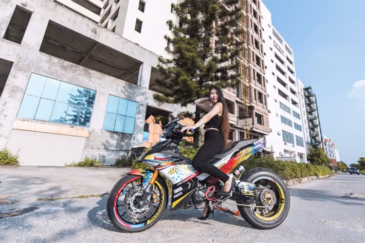 Được biết, chiếc Yamaha Exciter 150 độ khủng với option môtô phân khối lớn này của một biker tại Hà Nam. Đầu tiên phải kể đến dàn áo của xe, nó được chủ nhân trang bị khá sặc sỡ với nhiều sắc màu nổi bật, kết hợp với logo của tay đua mang thương hiệu 46 - Valentino Rossi.