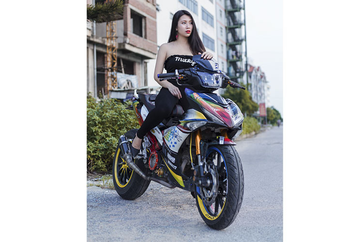 Trên chiếc Exciter 150 này, cụm máy của xe đã được trang bị thêm lốc nồi trong suốt cùng hệ thống xả full system với bầu độ và pô "hàng thửa". 