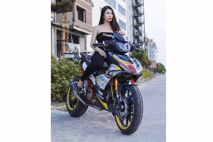 Trên chiếc Exciter 150 này, cụm máy của xe đã được trang bị thêm lốc nồi trong suốt cùng hệ thống xả full system với bầu độ và pô "hàng thửa". 