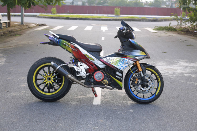 Với một số món đồ chơi đắt giá vốn chỉ dành cho môtô phân khối lớn, chiếc xe này đã trở nên độc đáo và mạnh mẽ hơn nhiều so với những chiếc xe Yamaha Exciter khác hiện nay. Hiện chủ nhân chưa công bố giá độ xe Exciter 150 này, nhưng chắc chắn nó cũng không hề rẻ.