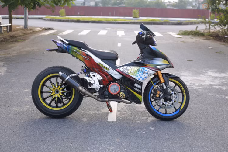 Với một số món đồ chơi đắt giá vốn chỉ dành cho môtô phân khối lớn, chiếc xe này đã trở nên độc đáo và mạnh mẽ hơn nhiều so với những chiếc xe Yamaha Exciter khác hiện nay. Hiện chủ nhân chưa công bố giá độ xe Exciter 150 này, nhưng chắc chắn nó cũng không hề rẻ.