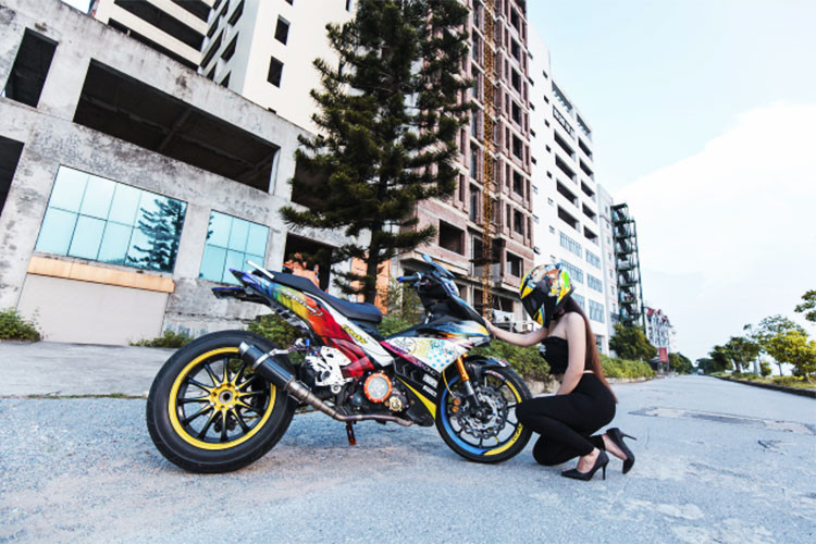 Kể từ khi mẫu xe máy Yamaha Exciter 150 ra mắt và thay thế cho Exciter 135 trước đây, đã có rất nhiều bản độ bánh lớn được biker Việt được tạo ra. Mới đây, một dân chơi tại phía Bắc đã "trình làng" một bản độ Exciter 150 cực nổi bật bởi một số phụ tùng môtô phân khối lớn.