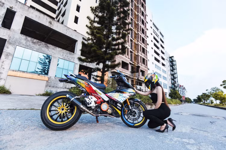 Kể từ khi mẫu xe máy Yamaha Exciter 150 ra mắt và thay thế cho Exciter 135 trước đây, đã có rất nhiều bản độ bánh lớn được biker Việt được tạo ra. Mới đây, một dân chơi tại phía Bắc đã "trình làng" một bản độ Exciter 150 cực nổi bật bởi một số phụ tùng môtô phân khối lớn.