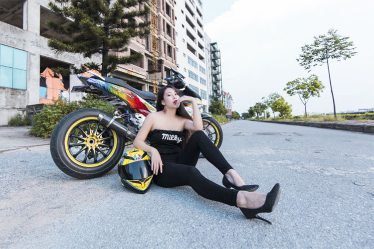 Thay vì dàn vỏ nguyên bản, chủ xe đã độ lại bộ vỏ sau thể thao hơn với đuôi vuốt nhọn hấp dẫn. Tuy nhiên, chắn bùn nguyên bản kèm xi-nhan của Exciter 150 đã không được sử dụng, thay vào đó là bộ đèn hậu dạng led đồng thời được tích hợp xi-nhan.