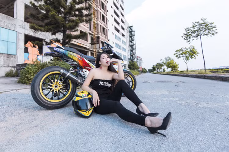 Thay vì dàn vỏ nguyên bản, chủ xe đã độ lại bộ vỏ sau thể thao hơn với đuôi vuốt nhọn hấp dẫn. Tuy nhiên, chắn bùn nguyên bản kèm xi-nhan của Exciter 150 đã không được sử dụng, thay vào đó là bộ đèn hậu dạng led đồng thời được tích hợp xi-nhan.