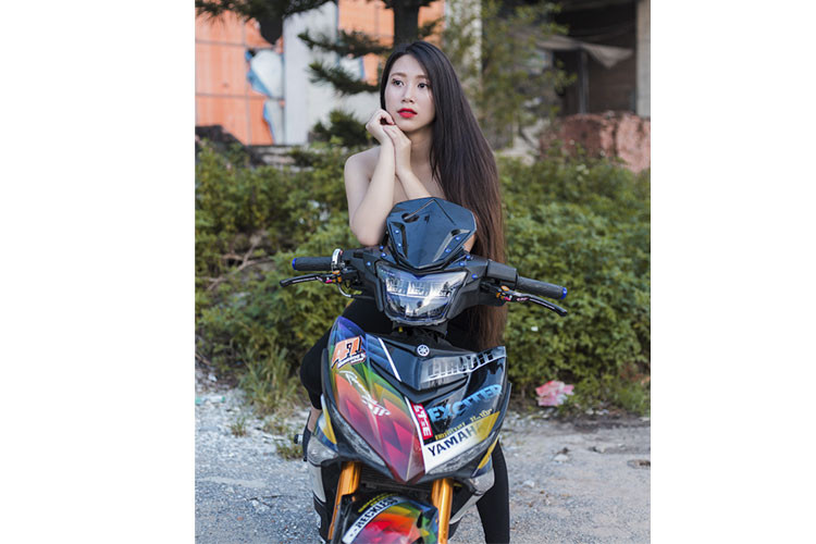 Ở phía trước, dàn chân của chiếc Yamaha Exciter 150 này đã được chủ xe chế phuộc vàng Upside down khỏe khoắn hơn, nó sẽ giúp cho chiếc xe côn tay cỡ nhỏ nhà Yamaha có thể sử dụng đa dạng địa hình.