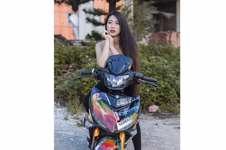 Ở phía trước, dàn chân của chiếc Yamaha Exciter 150 này đã được chủ xe chế phuộc vàng Upside down khỏe khoắn hơn, nó sẽ giúp cho chiếc xe côn tay cỡ nhỏ nhà Yamaha có thể sử dụng đa dạng địa hình.