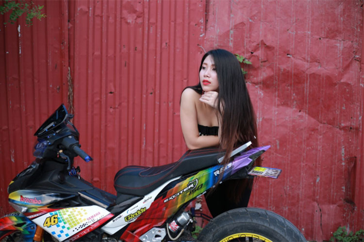 Các chi tiết khác trên xe như chân chống, gá để chân, nhông, xích... cũng được chủ nhân chiếc xe này nâng câp bằng những đồ chơi hàng hiệu.