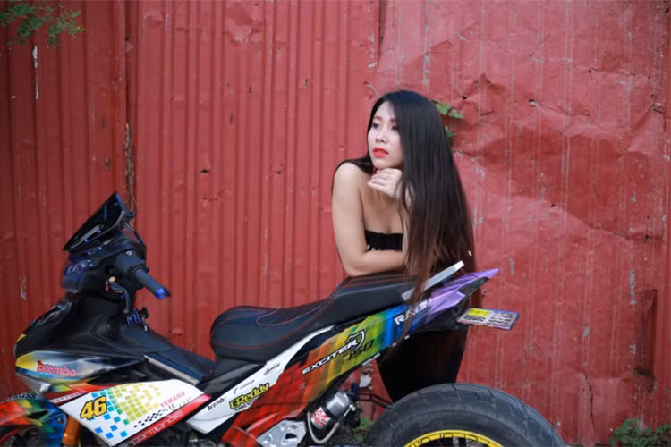 Các chi tiết khác trên xe như chân chống, gá để chân, nhông, xích... cũng được chủ nhân chiếc xe này nâng câp bằng những đồ chơi hàng hiệu.