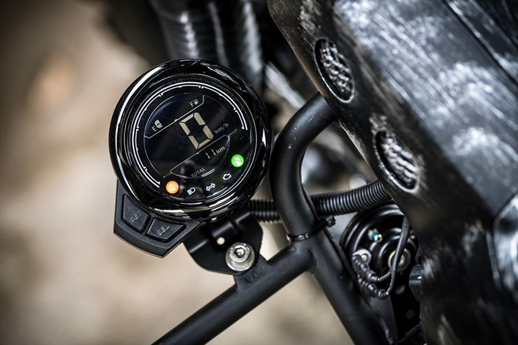 Cũng ở phần đầu xe, toàn bộ khu vực đã được làm gọn nhẹ lại hết sức với ghi đông độ, loại bỏ đồng hồ zin và dè trước đặt cao thon gọn hơn.