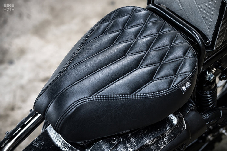 Thế nhưng, bản độ vẫn thể hiện sự hiện đại bằng bộ đồng hồ điện tử dược di chuyển xuống bắt vào khung chống đổ của xe, vị trí cạnh bình xăng hết sức đặc biệt.