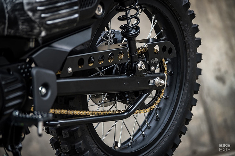 Ngoài ra, chiếc xe còn sở hữu loạt đồ độ hoàn toàn mới như yên xe, bộ vỏ cắt xẻ khác biệt, baga và thùng sau tiện lợi cùng với điểm nổi bật nhất là cặp vành bánh gai cào cào chuyên nghiệp đầy mê hoặc.