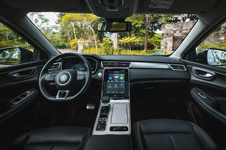 Theo đó, một đại lý tại Hà Nội chào bán chiếc MG RX5 STD bản tiêu chuẩn với giá 559 triệu đồng, thấp hơn 180 triệu đồng so với giá niêm yết (739 triệu đồng). Theo lời nhân viên tư vấn, mẫu SUV cỡ C có giá hấp dẫn do đây là chiếc xe bị khách hàng bỏ cọc.